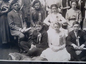 VINTAGE SCHULABSCHLUSS AUF EINEM WOLFSTEPPICH / FOTO / 14 X 17 ZOLL - Bild 1 von 8