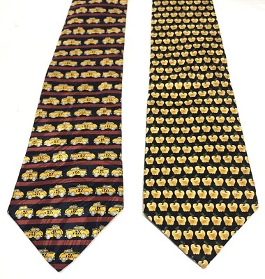 "Lote de 2 corbatas de seda temática de Nueva York 57"" X 4"" Apple Taxi Cab" Foto 1 de 4