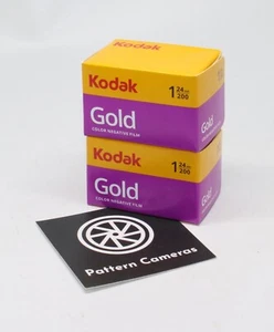 Un paquete de 2 rollos de película a color Kodak Gold 200 35 mm con 24 fotos en cada rollo - Imagen 1 de 4