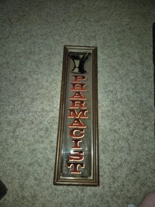 Letrero vintage de vidrio/espejo con marco de madera de farmacéutico registrado de los años 60-70 25X7 - Imagen 1 de 7