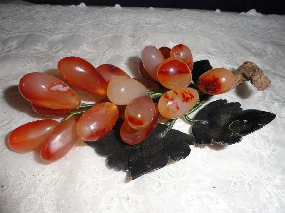 Aglomerado de uvas de vidro com folhas de vidro - Imagem 1 de 1