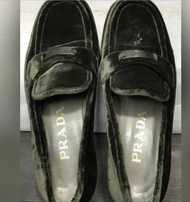 Mocasines de terciopelo verde Oliver con logotipo de Prada en herrajes plateados con certificado de autenticidad talla 5 talla 35 Foto 1 de 4