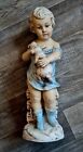 Znalezienie na strychu Antyczna porcelana biskuitowa figurka Chłopiec z królikiem Królik
