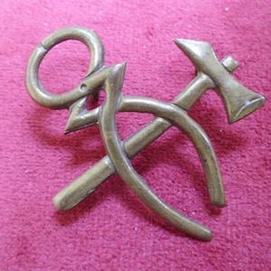 BRITISH ARMY BLACKSMITH/ ARTIFICER BRASS TRADE BADGE - Picture 1 of 2