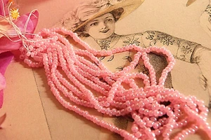 021D/ SUPERBE ÉCHEVEAU PERLES DE VERRE ANCIENNES RONDES ROSE BARBIE ÉP. ART DÉCO - Photo 1 sur 4