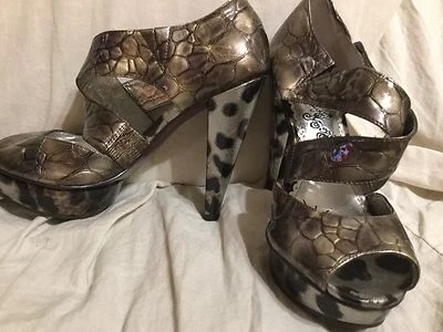 Sandalias para mujer Naughty Monkey, estampado animal, muy altas, gris/negro, talla 7 de EE. UU. Foto 1 de 4