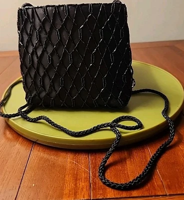 Bolso sin asas La Regale negro pequeño cuadrado con cuentas sobre satén 6 por 6 Foto 1 de 4