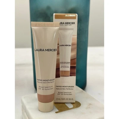 Crema hidratante tintada Laura Mercier nueva en caja perfeccionadora natural de la piel 0,8 fl oz 4W1 tawny Foto 1 de 4