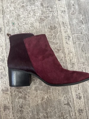 Nuevo con etiquetas Botín Tahari Rockstar para Mujer Talla 6.5 Rojo Vino Gamuza Piel Puntera Almendra Foto 1 de 4