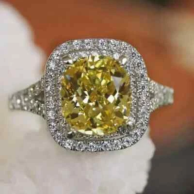 Anillo de compromiso con halo de diamantes creado en laboratorio con cojín de 3 quilates enchapado en oro blanco de 14 k Foto 1 de 4