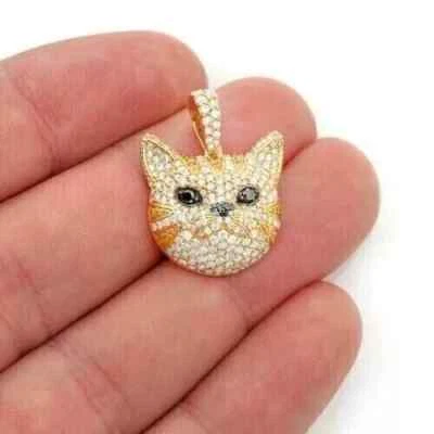 Colgante con dije de cara de gato de diamantes blancos y negros creado en laboratorio de 1,00 quilates enchapado en oro de 14 quilates Foto 1 de 4