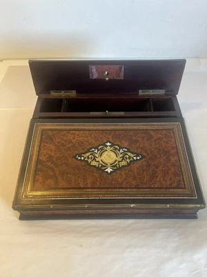 Antigua pendiente de escritura francesa de la época de Napoleón LLL. Incrustación de perla madre de latón Burlwood Foto 1 de 4