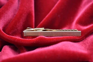 Vintage mens gold tone tie clip - Picture 1 of 4