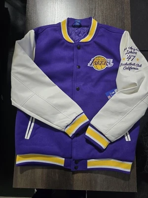 Chaqueta de bombardero universitaria Ultra Game NBA Los Angeles Lakers talla XL Foto 1 de 4