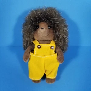 Epoch Calico Critters Pickleweeds Hedgehog Dad Figure w/ outfit Sylvanian Family - Picture 1 of 3