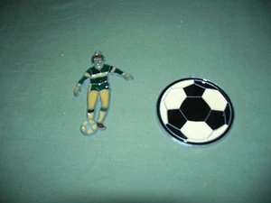 Jugador de fútbol y pelota 2 piezas años 70 vintage plástico duro atrapasol adornos - Imagen 1 de 2