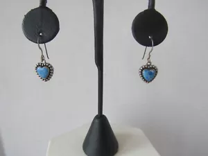 Pendientes colgantes de corazón de lapislázuli de mezclilla con detalles de plata de ley - Imagen 1 de 8