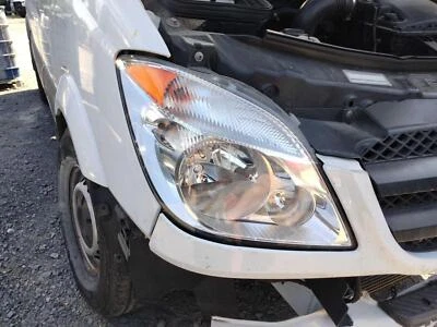 Used Right Headlight Assembly fits: 2008 Dodge Sprinter 2500 halogen Right Grade Foto 1 de 4