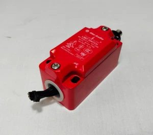 Allen Bradley Guardmaster IEC 60947-5-1 440P-MDPB22B 440PMDPB22B A Limit Switch - Picture 1 of 11