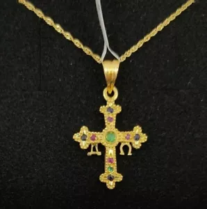 Colgante y cadena oro 18k 750. Cruz de la Victoria. Rubíes, zafiros y esmeraldas - Imagen 1 de 6