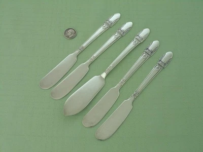 Rogers Bros INTERNATIONAL Silverplate FIRST LOVE 4 Butter Knives + MASTER BUTTER - Image 1 of 2