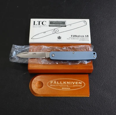 Navaja de bolsillo Fallkniven LTC (2,25" satinada) - azul medianoche (LTCmb) - NUEVA, abierta Foto 1 de 2