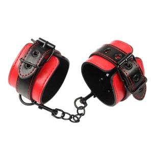 Polsini mani bondage ecopelle costrittivi polsi incatenati rosso e nero unisex - Foto 1 di 4