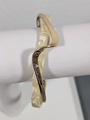 Brazalete Brazalete Tono Dorado Onda Torcida Crema Acrílico 7 Pulgadas Boho Retro Costero Foto 1 de 4