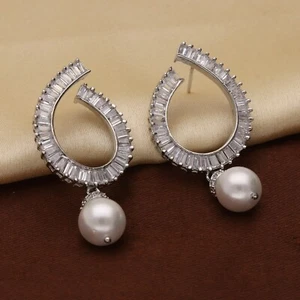 Pendientes de aro de circonita cúbica en forma de pera con elegante gota de perlas - piedras de circonita cúbica cortadas en baguette - Imagen 1 de 6