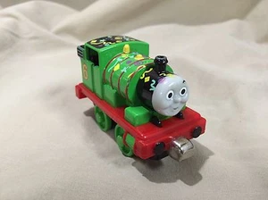 Thomas Tank Motore Metallo Diecast Treno Take Along N Play Celebration Percy 2002 - Foto 1 di 7