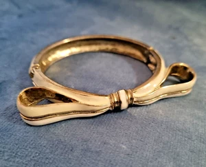 Vintage Cream And Gold Enamel Bow Ribbon Hinged Bracelet bangle - Picture 1 of 17