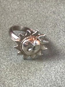 Anillo de banda ajustable Estate Silvertone con cara solar grande con rayos giratorios actualmente - Imagen 1 de 10
