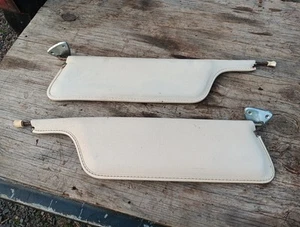 1967- 68? Ford Mustang Left And Right Driver And Passenger Side Sun Visors - Foto 1 di 24