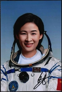 China Astronauta Liu Yang (刘洋), Shenzhou 9/14, Original Foto firmada, espacio - Imagen 1 de 1