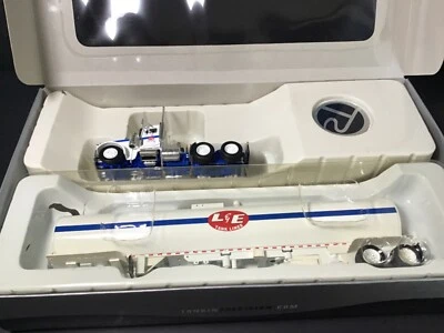 Tonkin Peterbilt 379 Day Cab Lee & Eastes w/New Food Grade Tanker 2-Axle 1:53 - Image 1 of 4