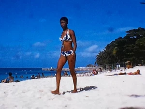 Super 8 Película Jamaica Años 70 Hogar Película Playa Ciudad Gente Coches Hoteles Calles - Imagen 1 de 24