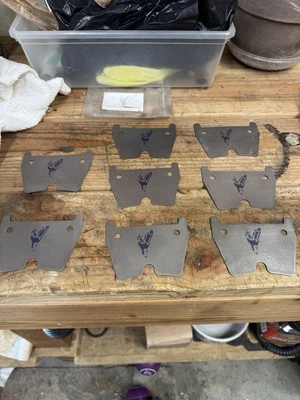 Cuñas de pastillas de freno de titanio para Audi R8/RS3/RS4/RS5/RS6/T RS, 8 Pot Brembos Foto 1 de 2