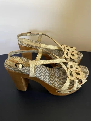 全新无标签 Fly London 皮革木制扣带露趾高跟鞋 40 码 — 第 1/4 张图片