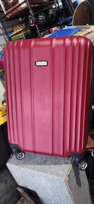 Maleta de mano Ricardo Beverly Hills granate rígida 4 ruedas usada 5x Foto 1 de 3
