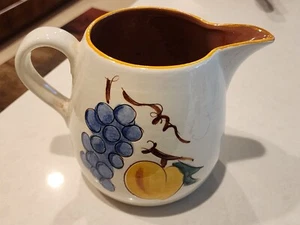 Jarra de cerámica STANGL patrón de fruta de 1 cuarto - Imagen 1 de 7