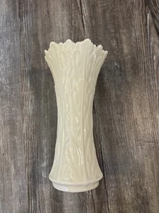 Vtg Lenox Woodland Acanthus Leaf Ivory Embossed Vase Porcelain Made In USA - Picture 1 of 3