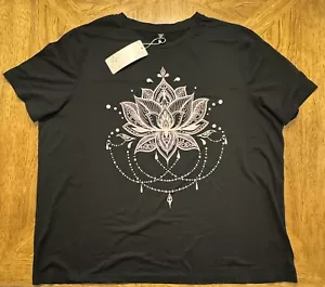 T-shirt Emery Rose SHEIN curva grafica floreale fiore di loto nera taglia 3XL, nuova con etichette - Foto 1 di 7