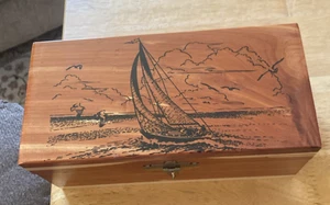 Kiefer Zedernholz Box mit Segelboot Illustration mit Schloss und Schlüssel - Bild 1 von 5