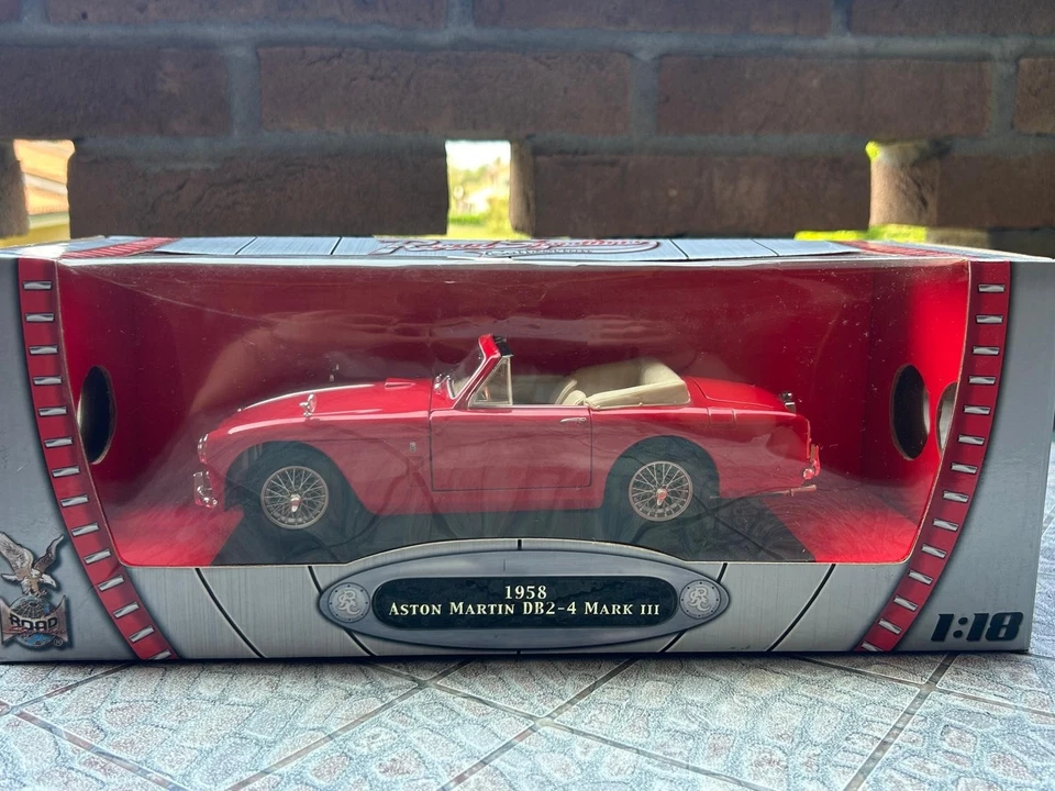Yat Ming 1:18 - Aston Martin DB2/4 Mark III 1968 - Road Signature - Rosso Raro - - Immagine 1 di 4