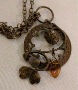 Collar de trébol estilo Art Nouveau bronce hoja de vidrio encanto hermoso detalle retro - Imagen 1 de 5