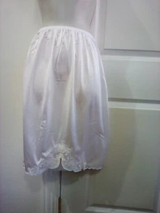 DAMEN WEISS oder ELFENBEIN 1/2 SLIP 25" lang GRÖSSE MEDIUM - Bild 1 von 2