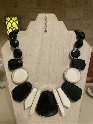 "Babero Chico's Statement piedra blanca y negra 18"-20""" Foto 1 de 4