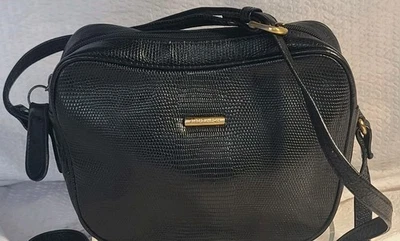 Bandolera de colección Albert Nipon de cuero negra con cremallera de piel de serpiente grabada Foto 1 de 4