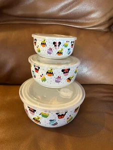 Disney Topolino Friends SweetTreats Cupcakes Ciotole in Ceramica con Coperchi Set di 3 Ventilati - Foto 1 di 7