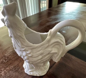 Studio Nova Farm Hahn Milchkännchen weiß feines Porzellan 6" x 6" x 3" Top Zustand - Bild 1 von 4